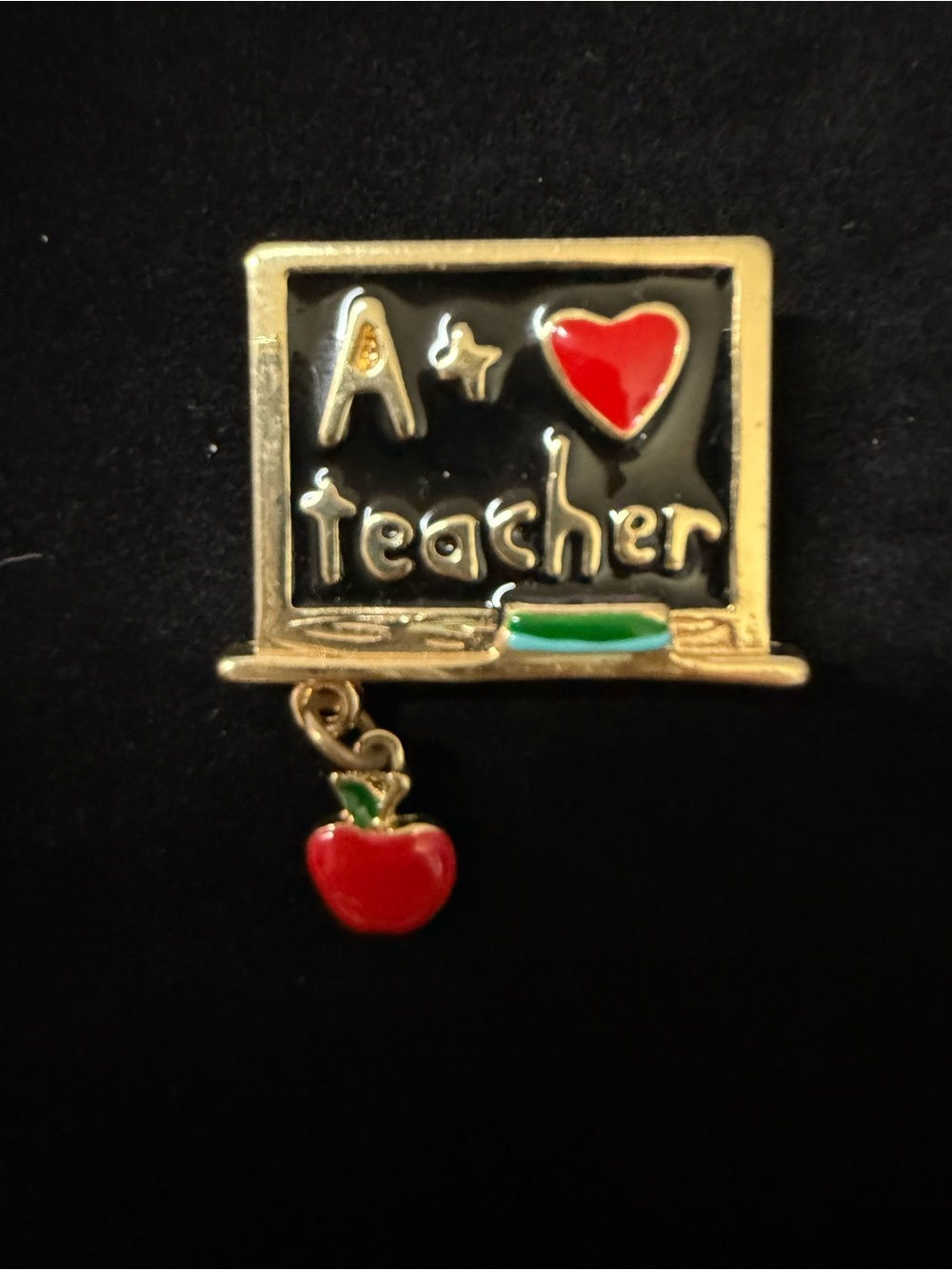 Vintage A+ Teacher Brooch Pin Gold Tone Enamel Chalkboard Dangle Apple Charm VTG - Picture 2 of 6
